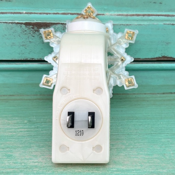 Bath and Body Works Gold and Cream Winter Snowflake Wallflower Plug In - Picture 2 of 8